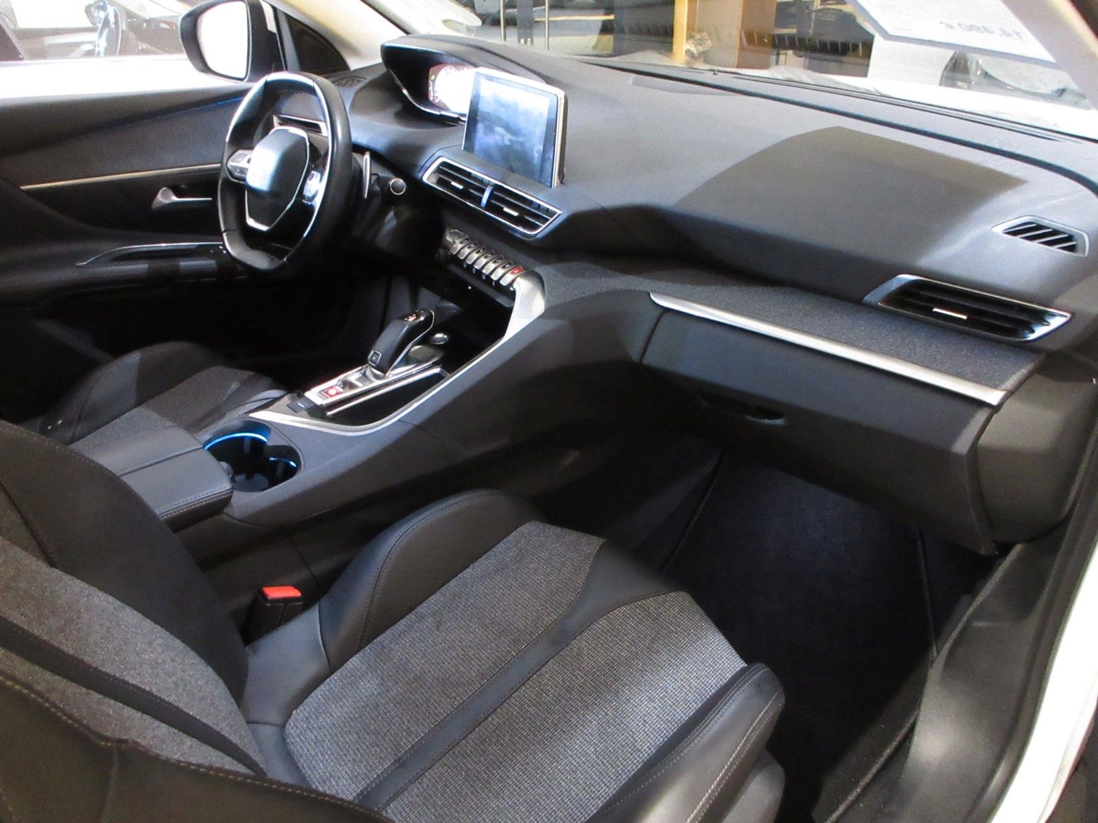 Fahrzeugabbildung Peugeot 3008 Allure 1.2T LED/NAVI/PDC/R´CAM/KEYLESS