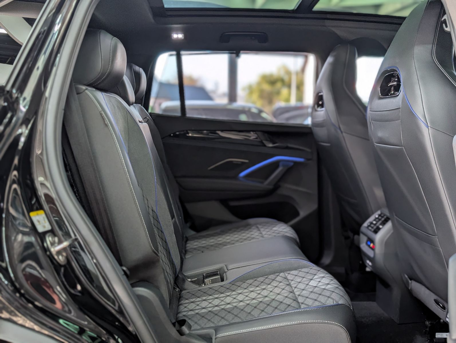 Fahrzeugabbildung Volkswagen Tayron R-Line 360°H&K HUD PANO IQ-LIGHT BLACK 7S