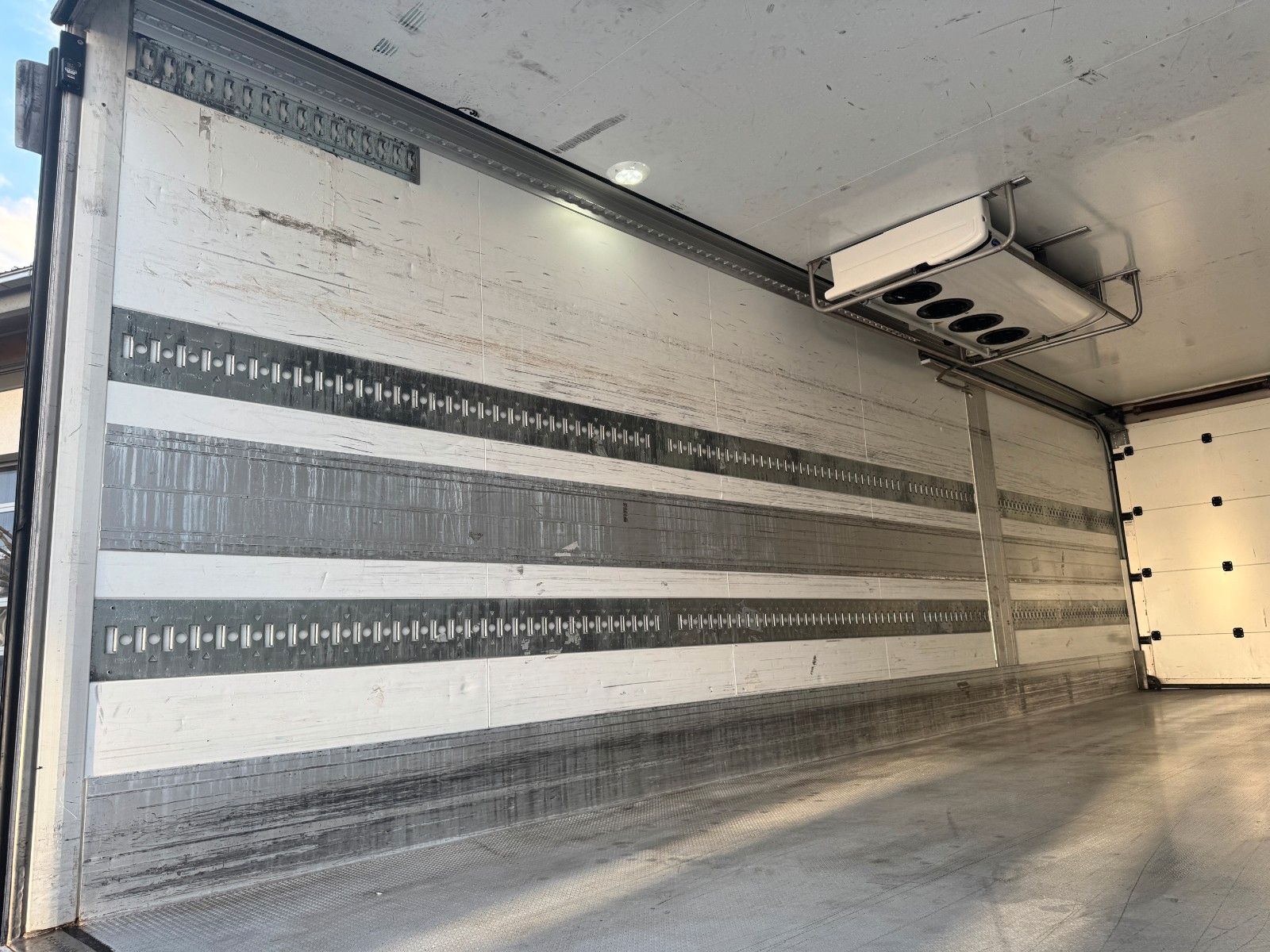 Fahrzeugabbildung Schmitz Cargobull Carrier Supra 950U LBW 2.000kg Durchlade SAF