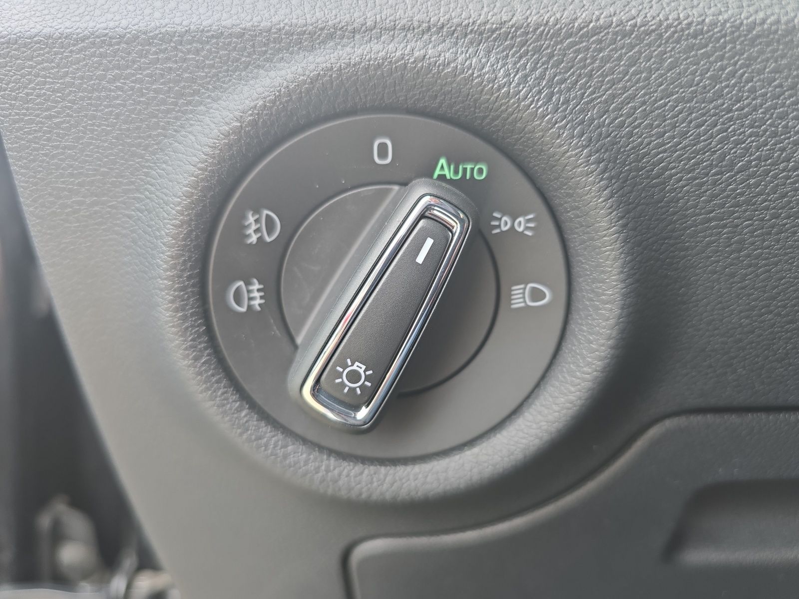 Fahrzeugabbildung SKODA Kamiq Clever 1,5 TSI DSG VOLL-LED NAVI KESSY