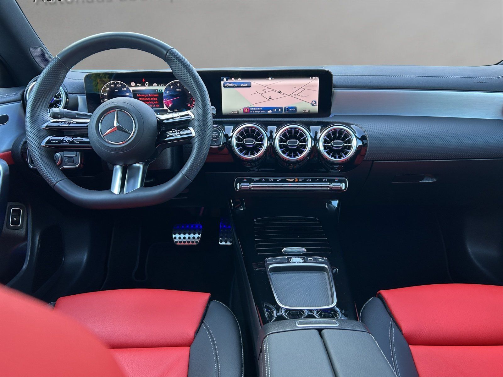 Fahrzeugabbildung Mercedes-Benz CLA 250 AMG Prem+ DISTRO LederPkt Night 19" Pano