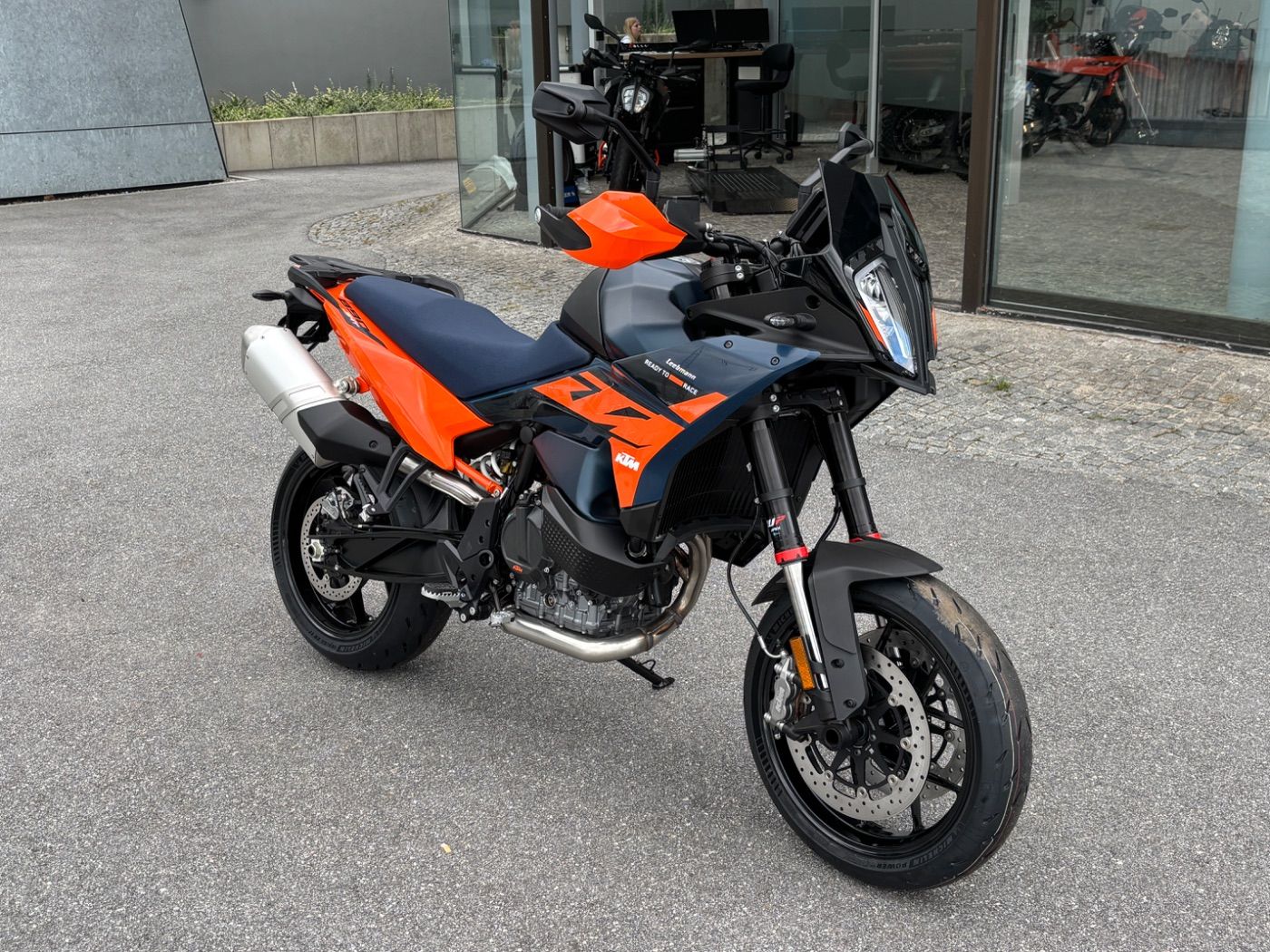 Fahrzeugabbildung KTM 890 SMT Modell 2026 4 Jahre Garantie