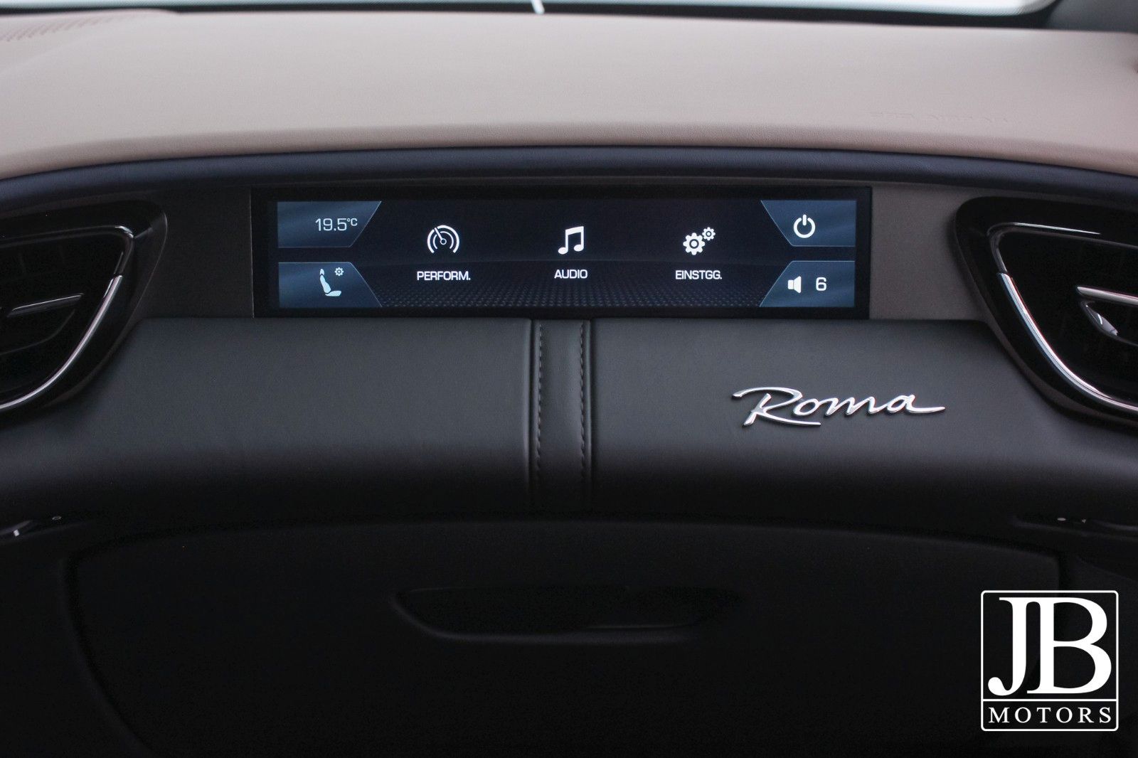 Fahrzeugabbildung Ferrari Roma Beifahrer Display Surround View Kamera JBL