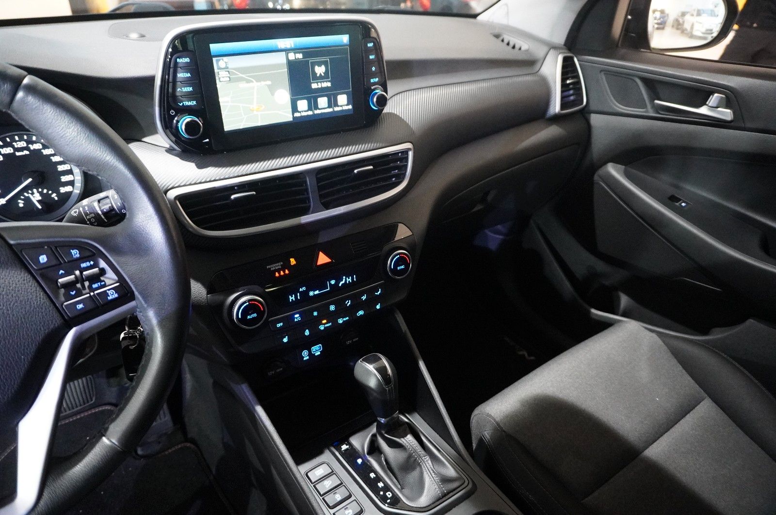 Fahrzeugabbildung Hyundai Tucson 1.6 T-GDI TREND AUTO. NAVI/LED/KAMERA/SHZ