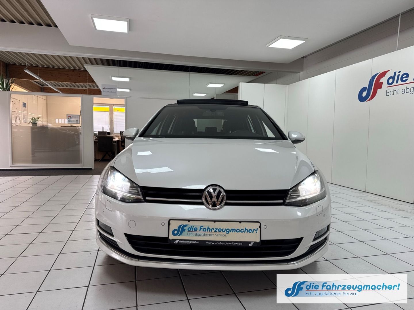 Fahrzeugabbildung Volkswagen Golf 1,4 150PS Highline R-Line Sportpaket Pano X