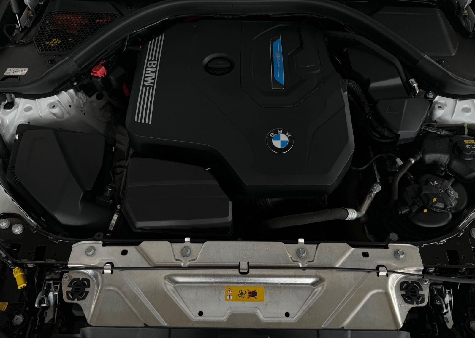 Fahrzeugabbildung BMW 330e M Sport Kamera Laser HUD DAB H/K Komfort