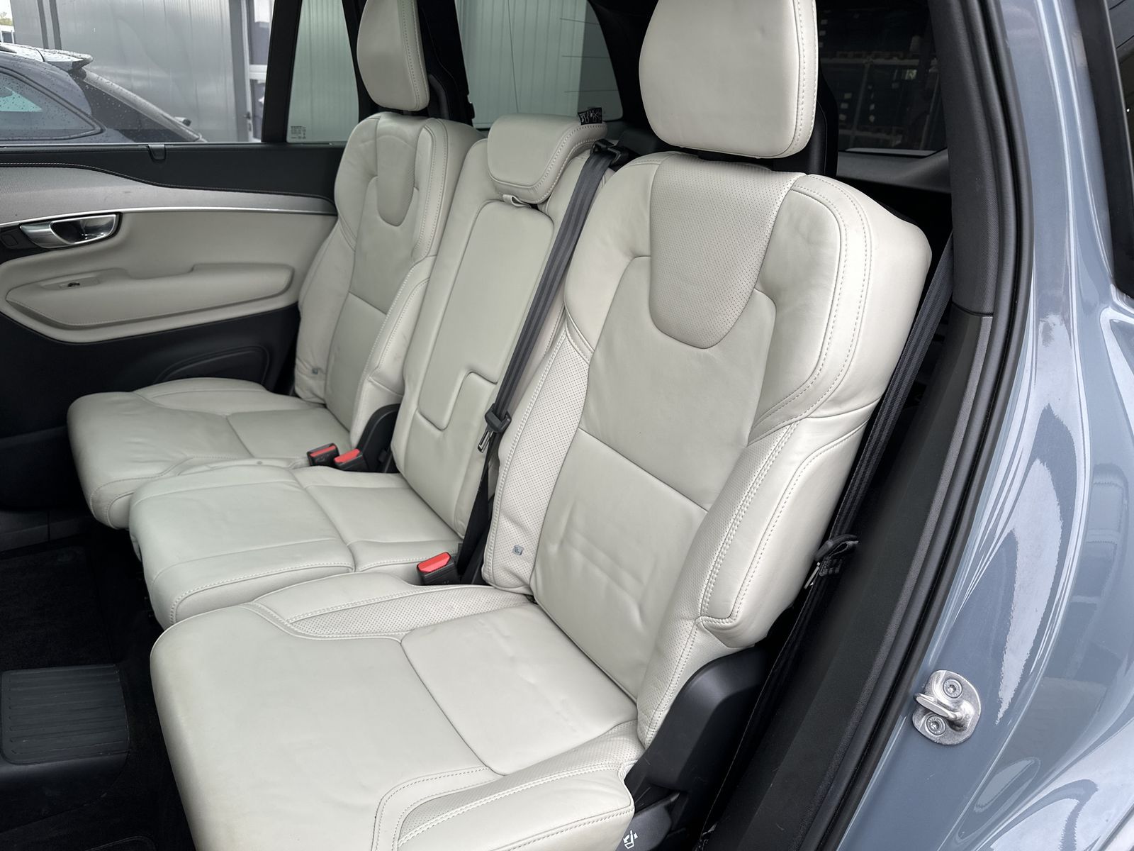 Fahrzeugabbildung Volvo XC90 T8 AWD R-Design 7-Sitzer NAV+LED+AHK+PANORA