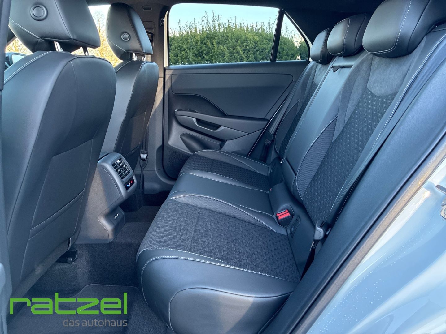 Fahrzeugabbildung Volkswagen T-Roc R-LINE 1.5 eTSI 8-fach+5J.Garantie+AHK+Nav