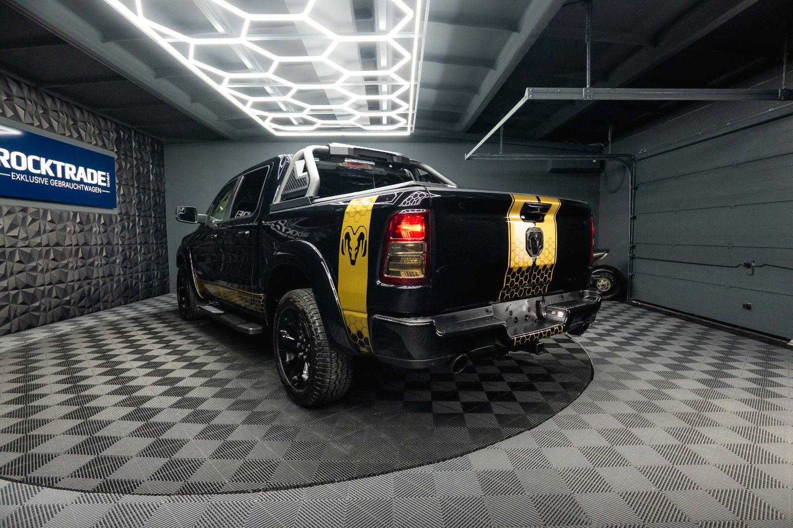 Fahrzeugabbildung Dodge RAM 5.7 V8 HEMI 4x4 OFFROAD Night GOLD EDITION