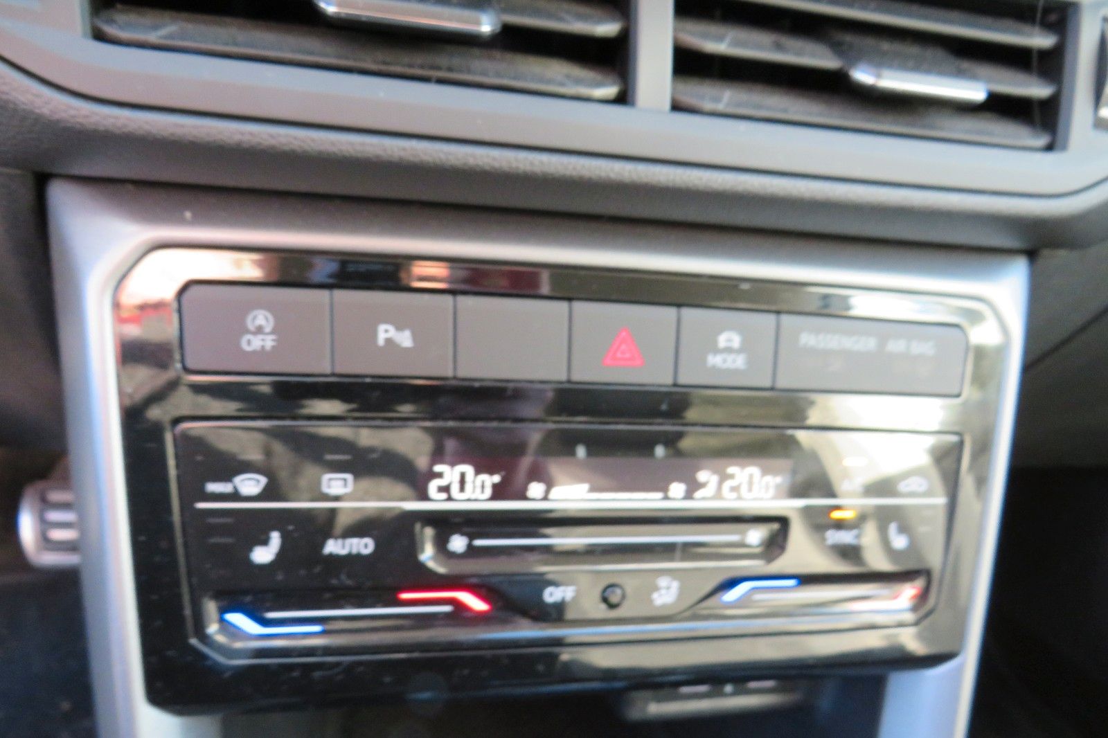 Fahrzeugabbildung Volkswagen T-Cross Active ACC NAVI APP GJ SITZH. PDC 1HD