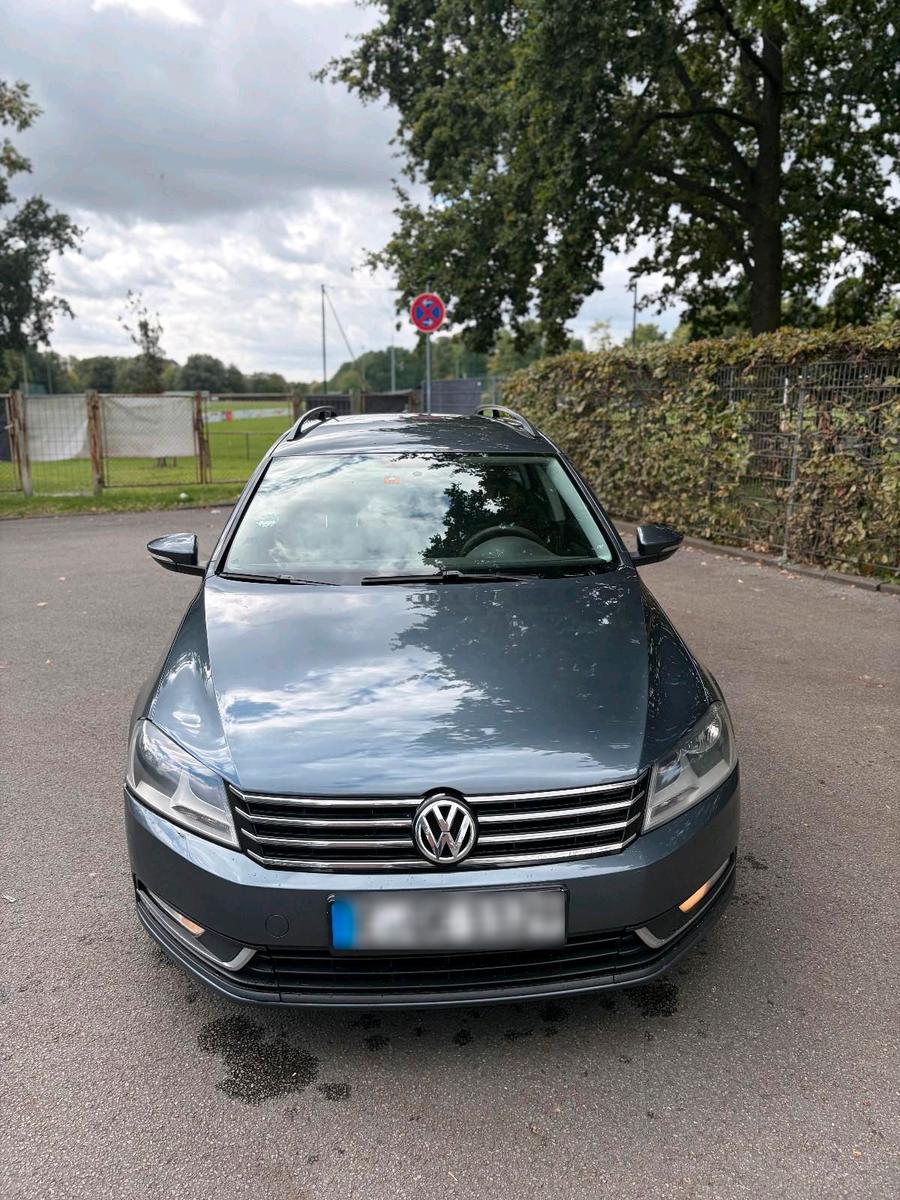 Volkswagen Passat 2011 — rear view