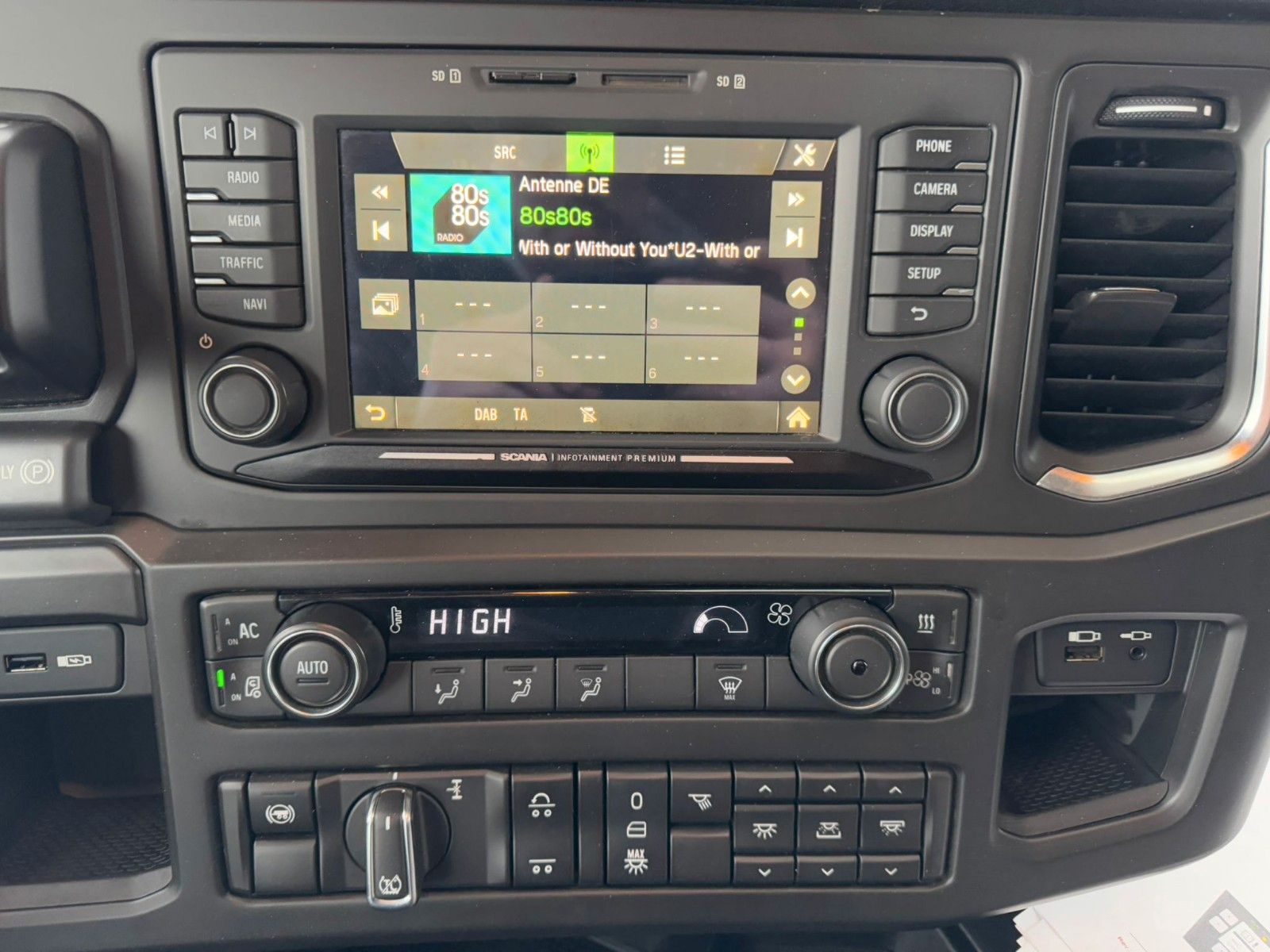 Fahrzeugabbildung Scania R580 V8 HMF 3220-K4 Kran Funk 66 t