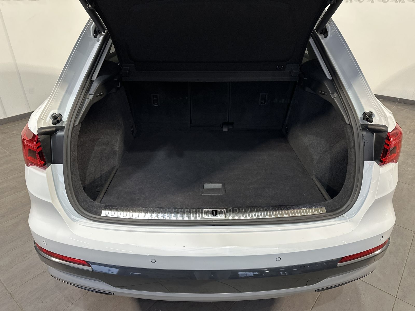 Fahrzeugabbildung Audi Q3 35 TFSI Advanced NAV+LED+SHZ+APS+VCOCK+18ZOLL