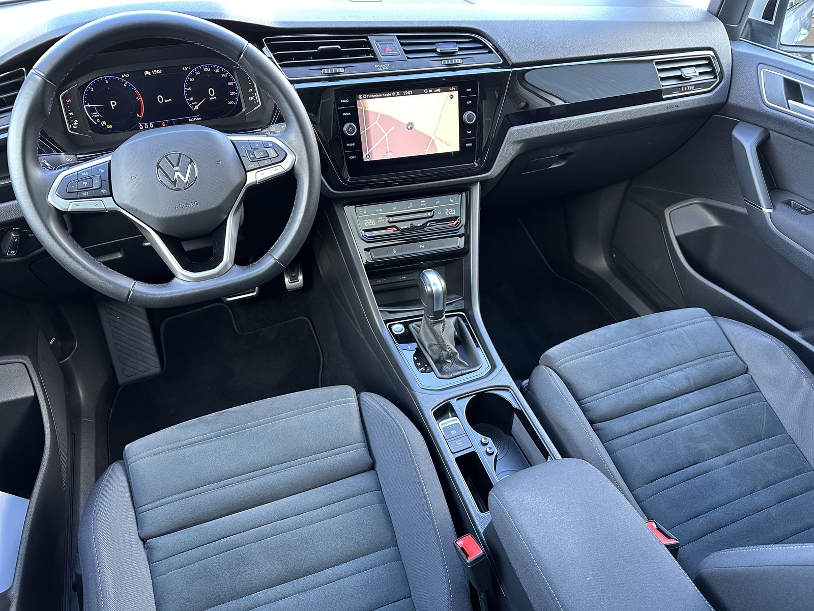 Fahrzeugabbildung Volkswagen Touran 2.0 TDI DSG Highline NAV+LED+AHK+PANO+ACC