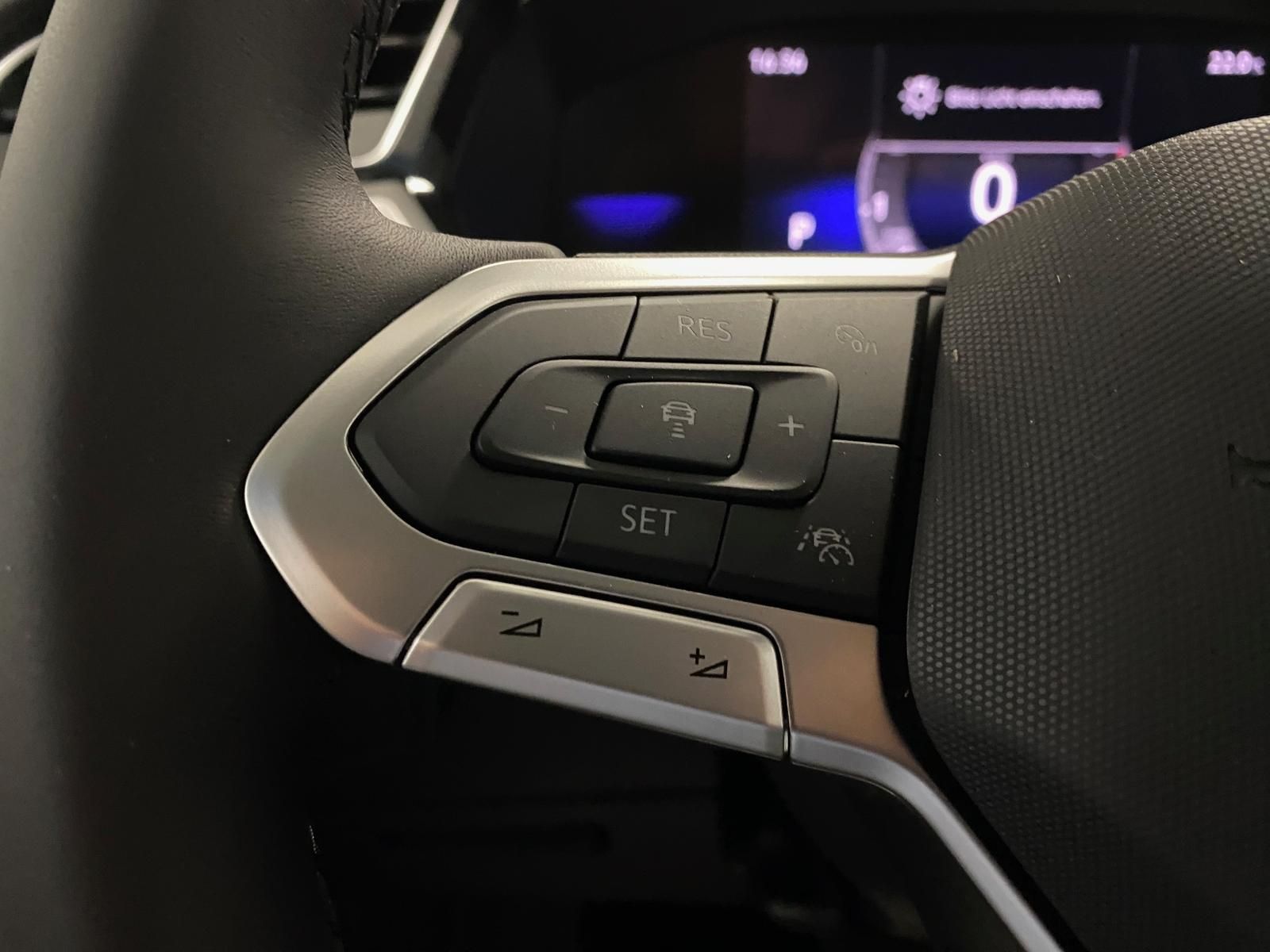 Fahrzeugabbildung Volkswagen Touran 1.5 TSI Comfortline+IQLIGHT+ACC+AHK+TOTWI
