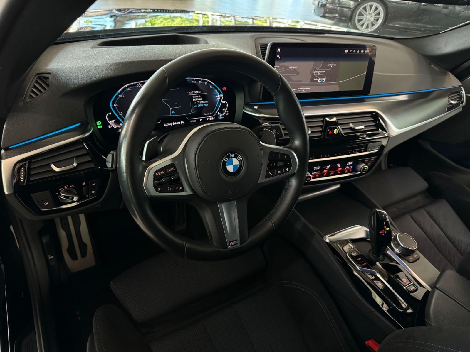 Fahrzeugabbildung BMW 530e M Sport Kamera Laser DAB Alarm HUD Komfort