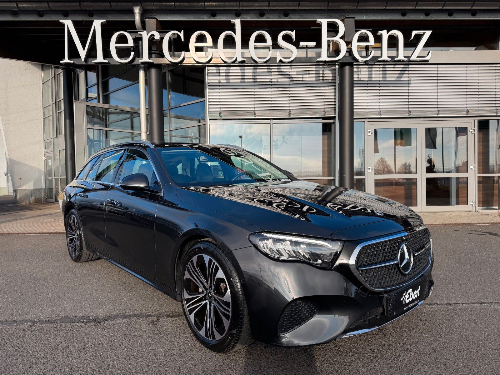 Fahrzeugabbildung Mercedes-Benz E 220d T Avantgarde+Pano+DistrPro+AHK+RFK+MBUX