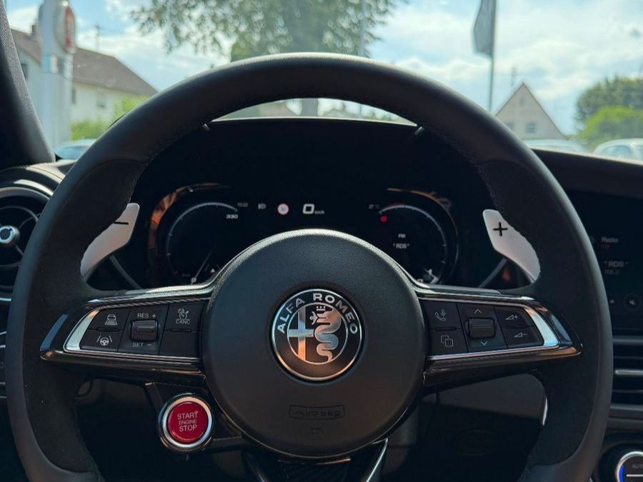 Fahrzeugabbildung Alfa Romeo Giulia Quadrifoglio Oro