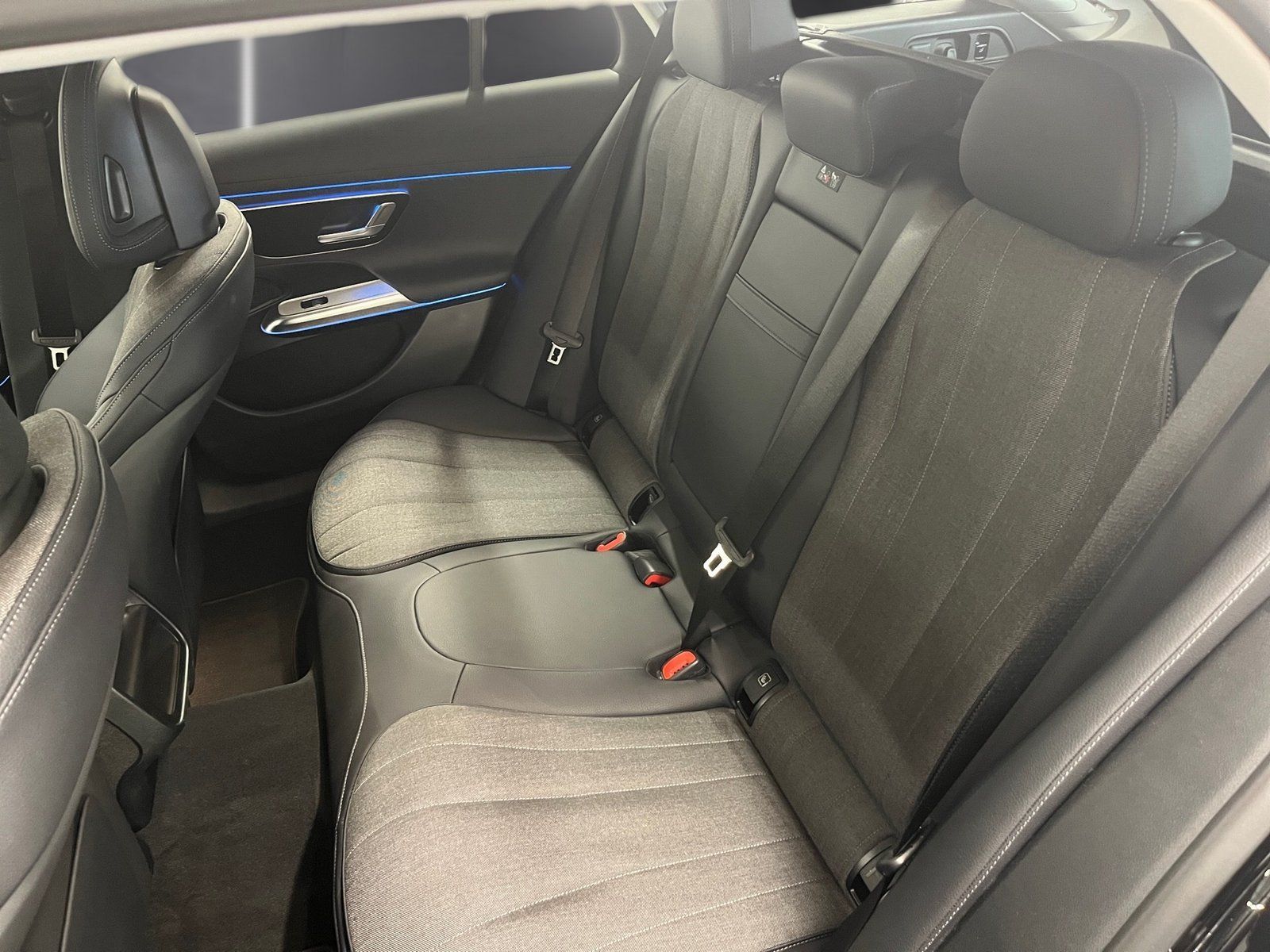 Fahrzeugabbildung Mercedes-Benz E 200 T Avantgarde*AHK*Kamera*Totwinkel*MBUX*LED