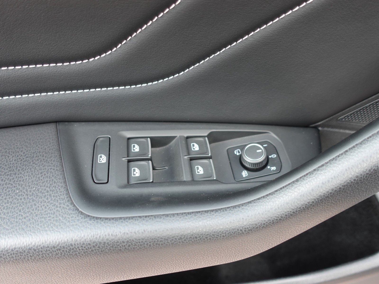 Fahrzeugabbildung Volkswagen Passat Variant 1.5 TSI OPF DSG R Line Pano/HarmK