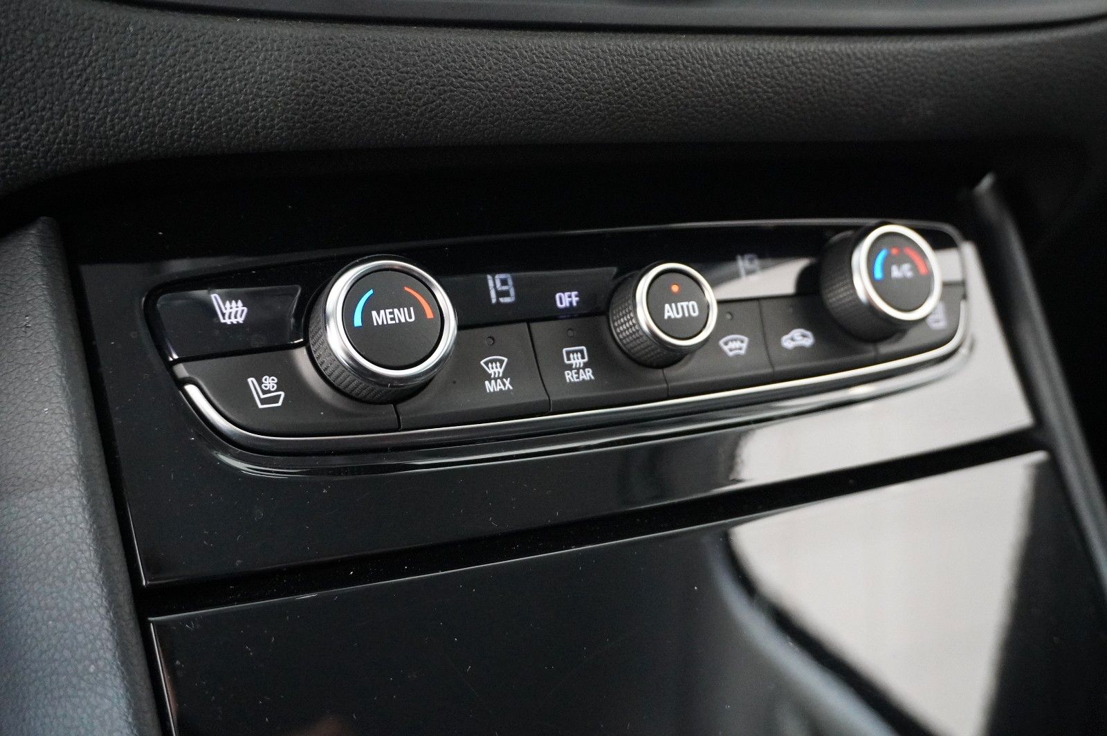 Fahrzeugabbildung Opel Grandland (X) 1.6T GSe HYBRID 4X4 NAVI/LED/SPORT