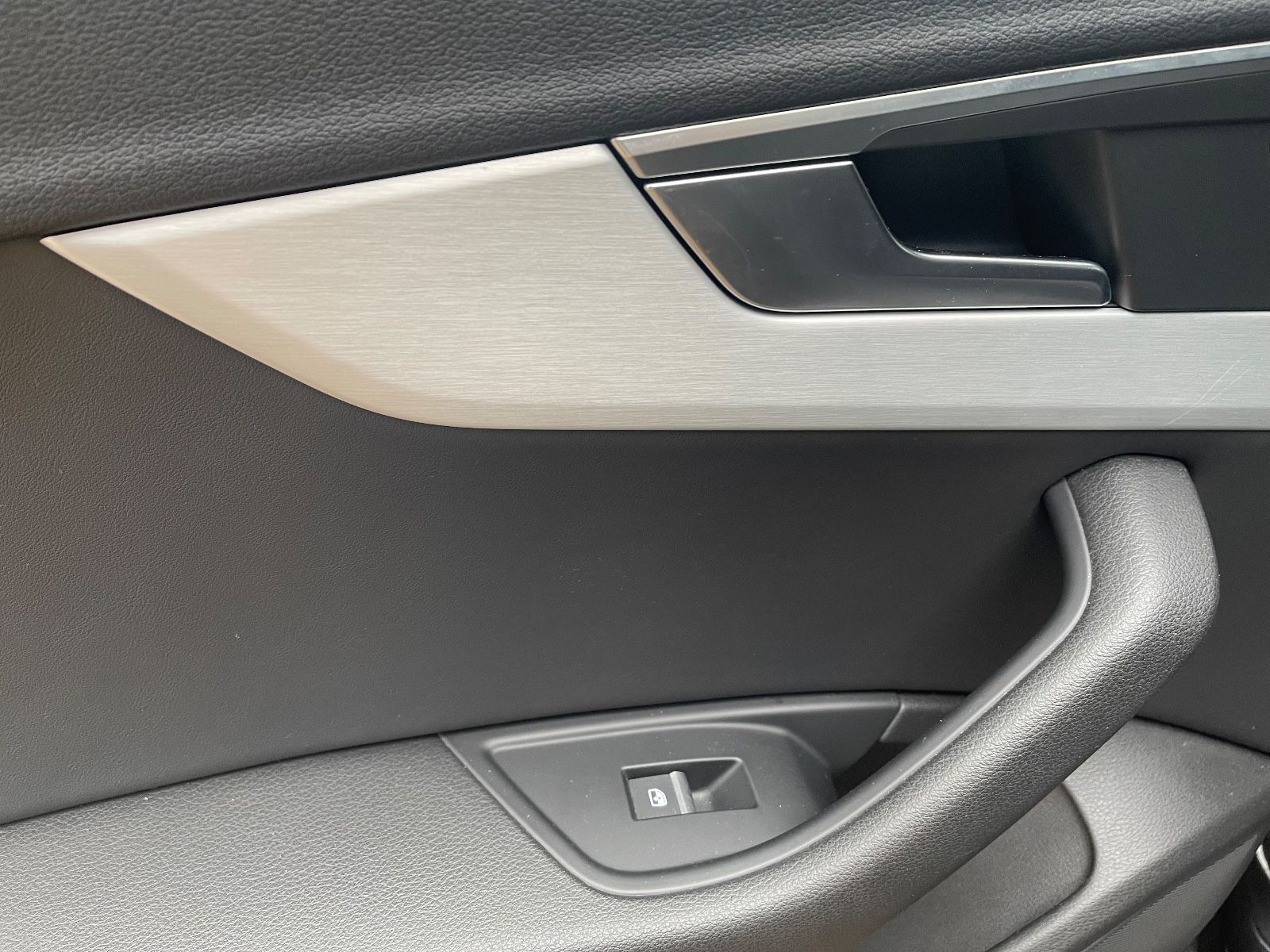 Fahrzeugabbildung Audi A4 Avant S-Line AHK*LED*PDC*TEILLEDER*TEMPO+