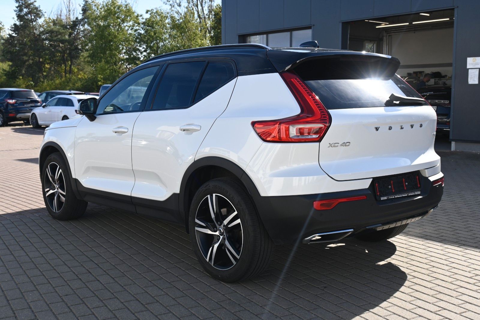 Fahrzeugabbildung Volvo XC40 T4 FWD Autom. R-Design*FSHZG*H&K*RFK*ACC*