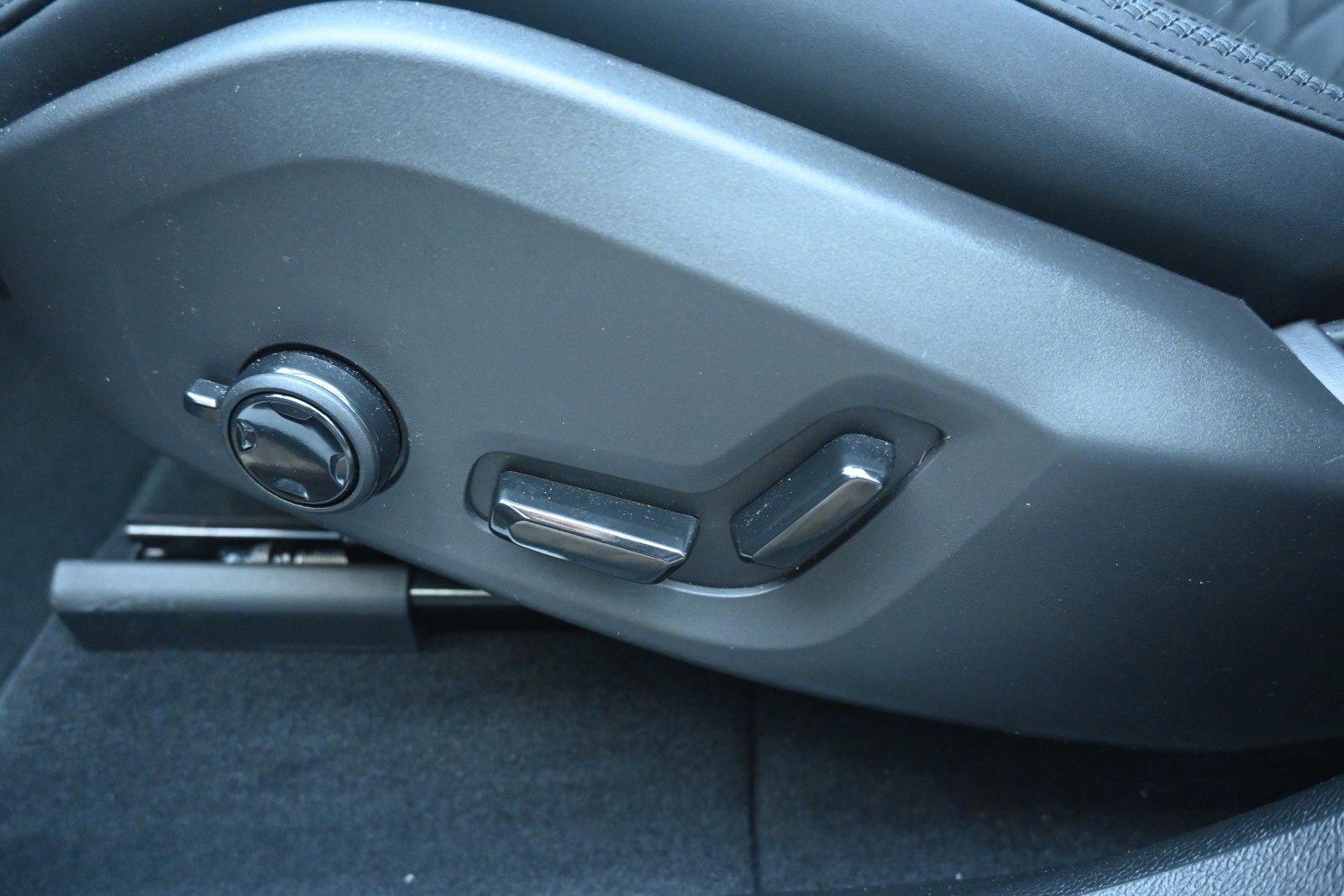Fahrzeugabbildung Volvo XC60 T6 Plug-in Hybrid AWD Plus Bright*360°*ACC