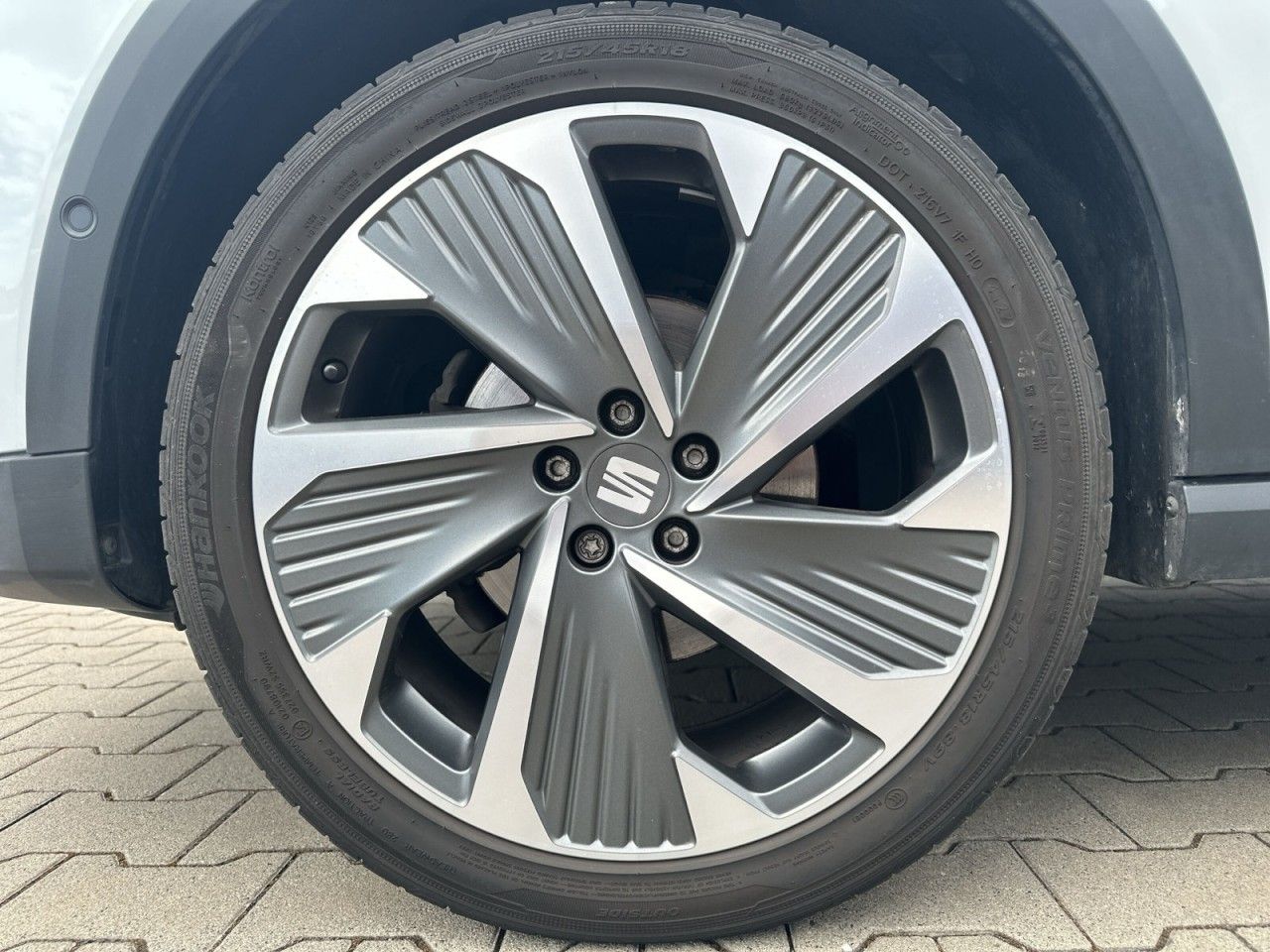 Fahrzeugabbildung SEAT Arona FR 1.0TSI 110PS 6-Gang*Navi*Cam* - mit KI generiert/bearbeitet