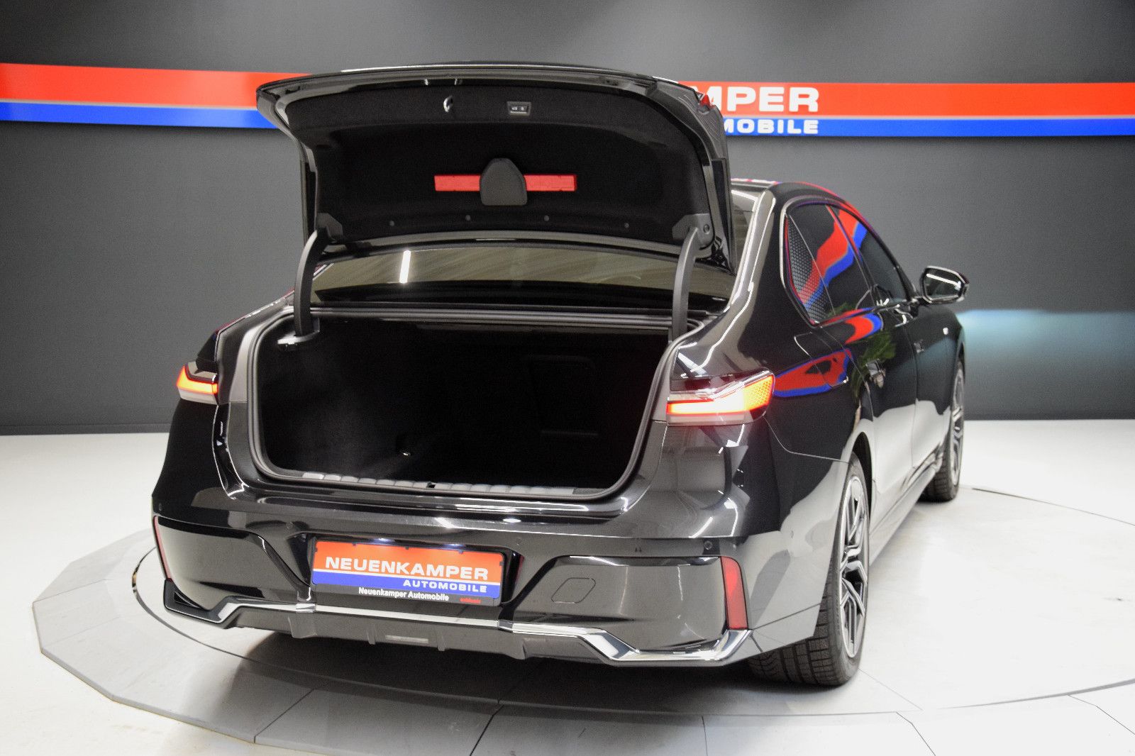 Fahrzeugabbildung BMW 740 d xDrive M Sport Pano Memory B&W Soft-Close