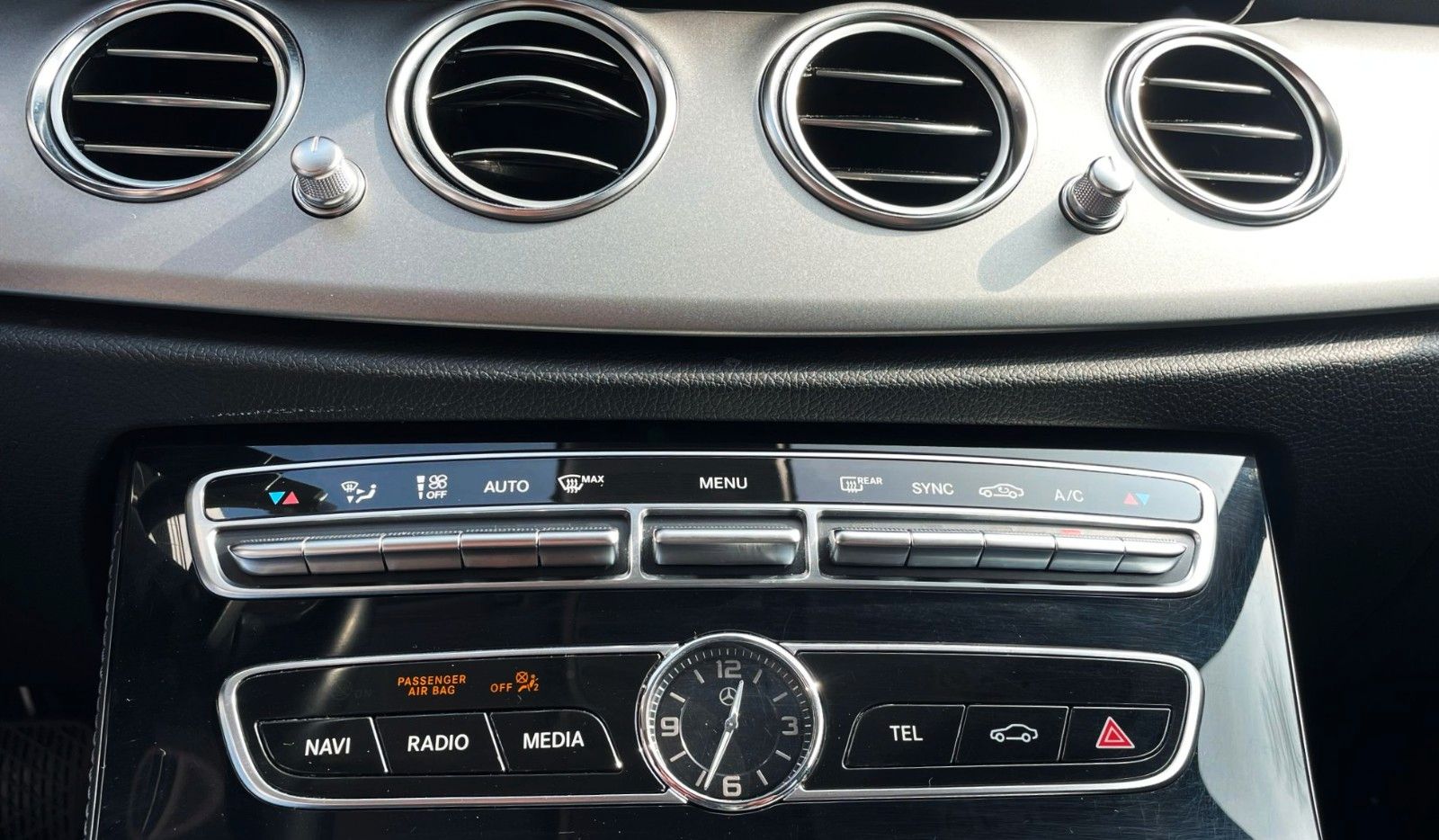 Fahrzeugabbildung Mercedes-Benz E 220T AUT. 4-MATIC NAVI CAM LED AHK 1.Hd