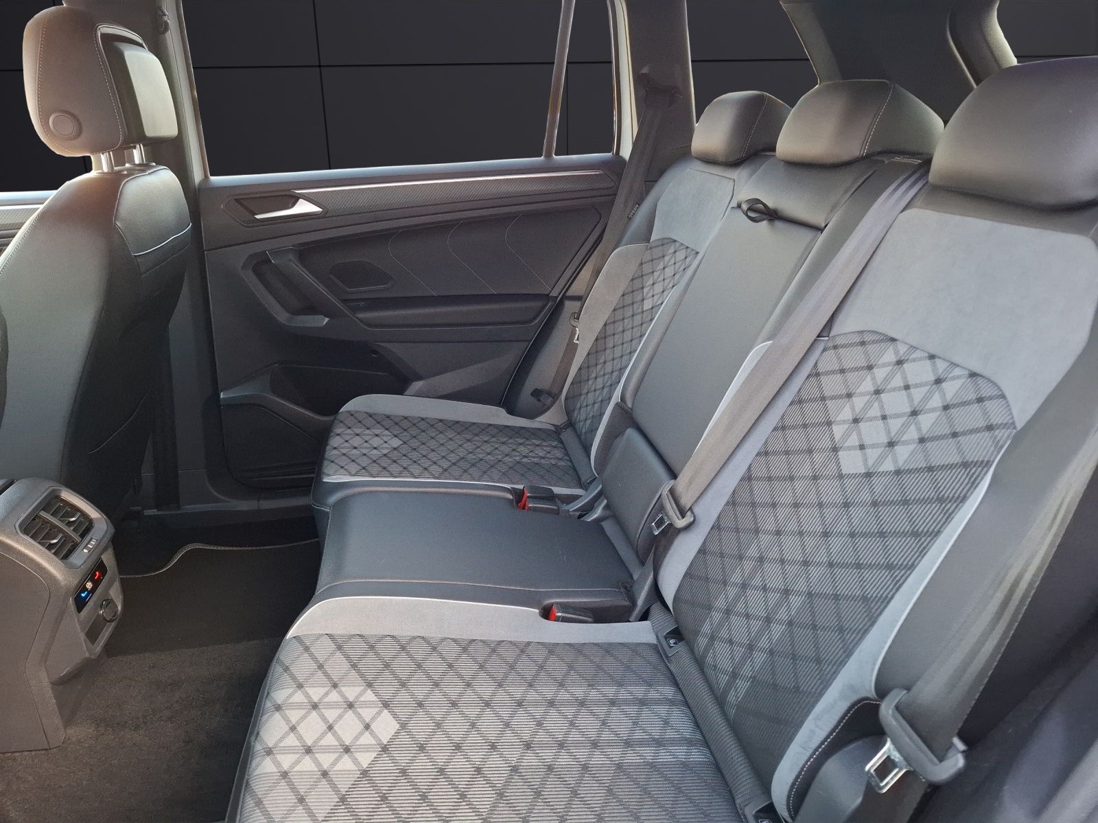 Fahrzeugabbildung Volkswagen Tiguan Allspace TSI R-Line DSG 4M Matrix Navi AI