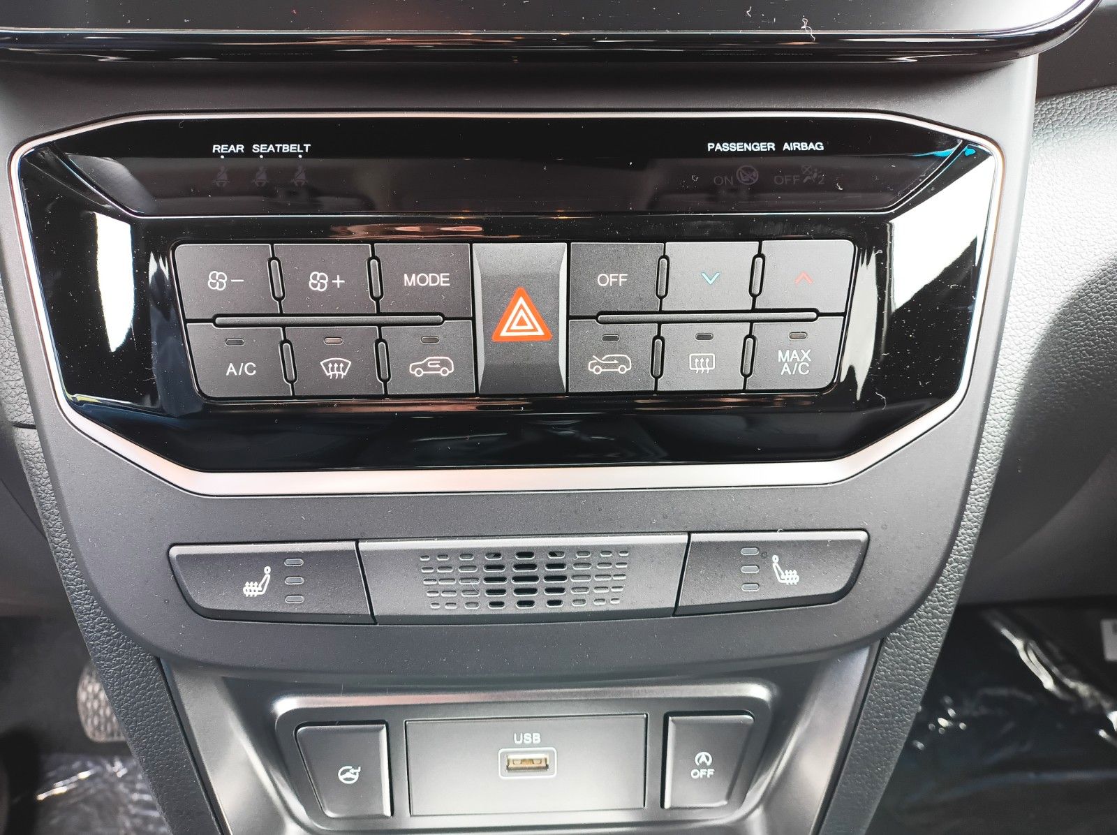 Fahrzeugabbildung KGM TIVOLI NOMAD+SH+KLIMAANLAGE+R.-KAMERA+10.25 ZOLL