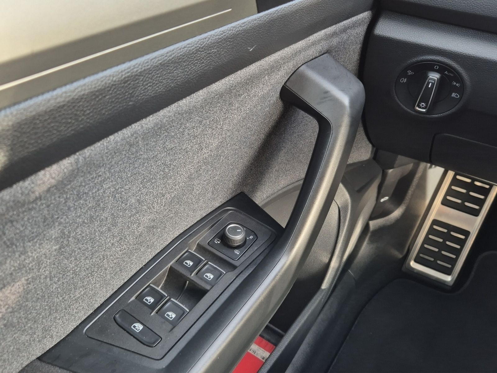 Fahrzeugabbildung Volkswagen T-Roc TSI Move AHK Navi LED AID ACC Park-Assist