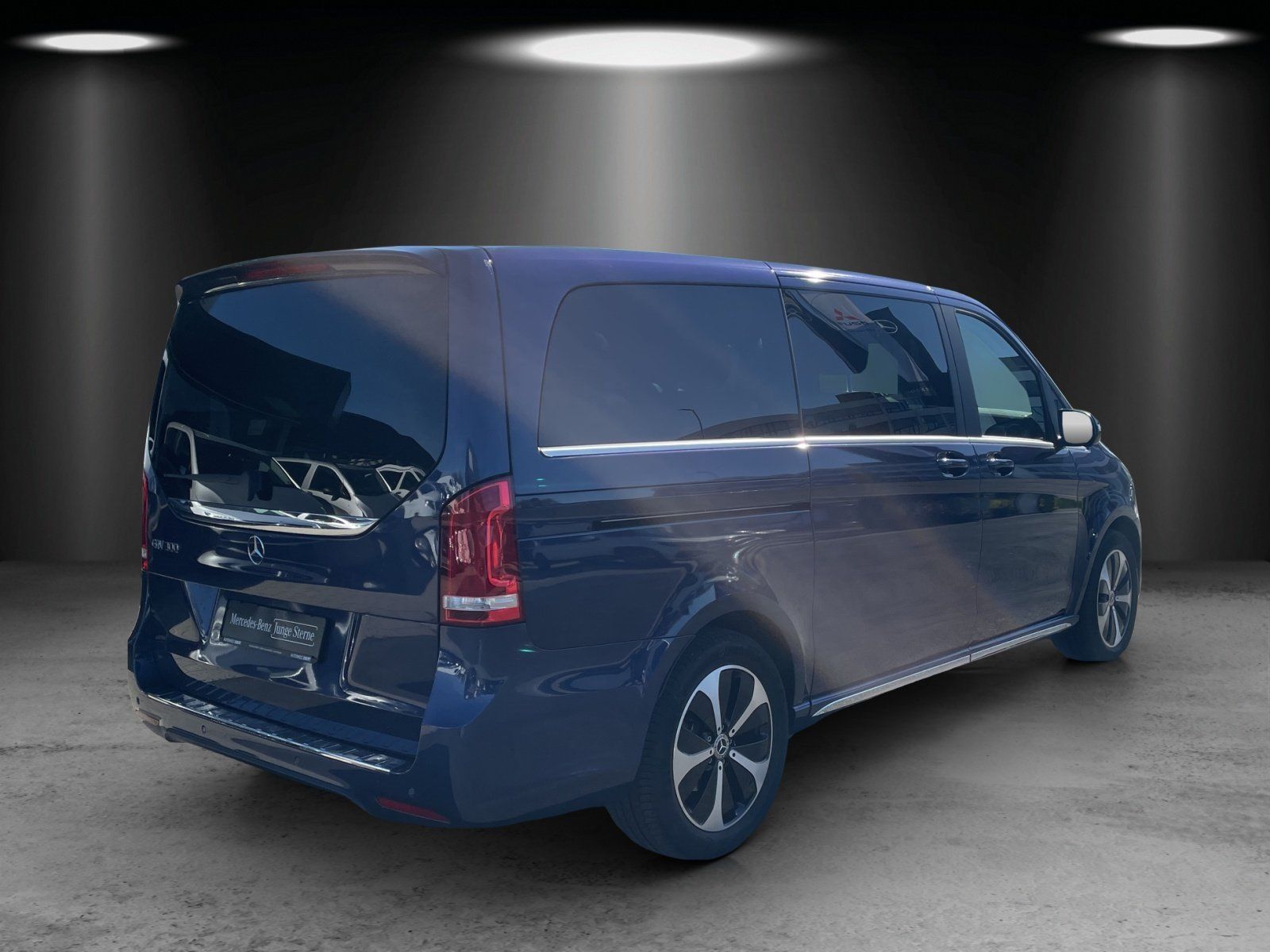 Fahrzeugabbildung Mercedes-Benz EQV300 L AVANTGAR Pano DISTRO Sitzklima AIRMATIC