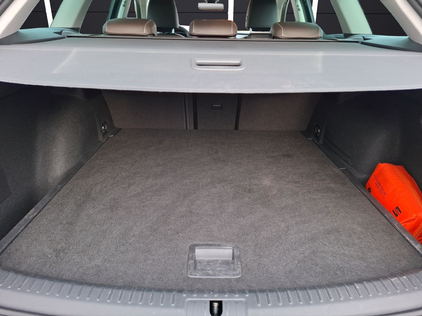 Fahrzeugabbildung SEAT Leon ST eTSI Xcellence DSG LED AHK Navi ACC RFK