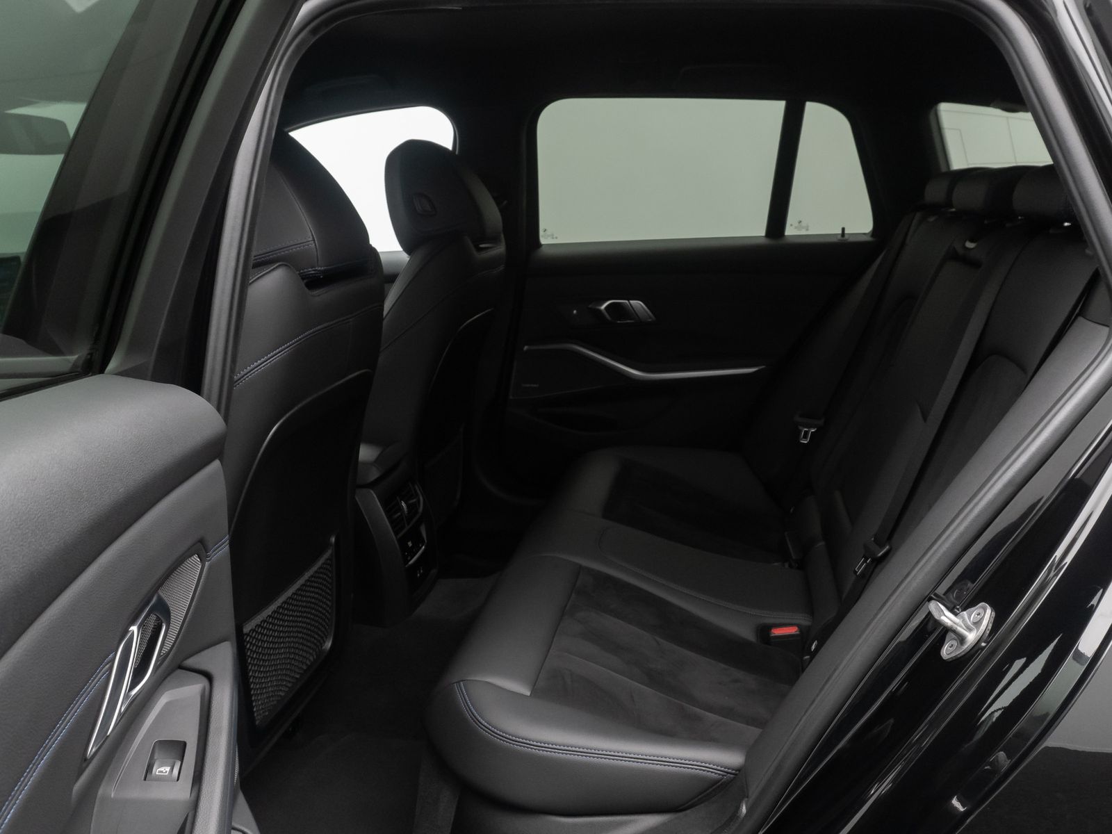 Fahrzeugabbildung BMW 330e M Sport DAB Kamera HUD H/K 19Zoll Parkassis