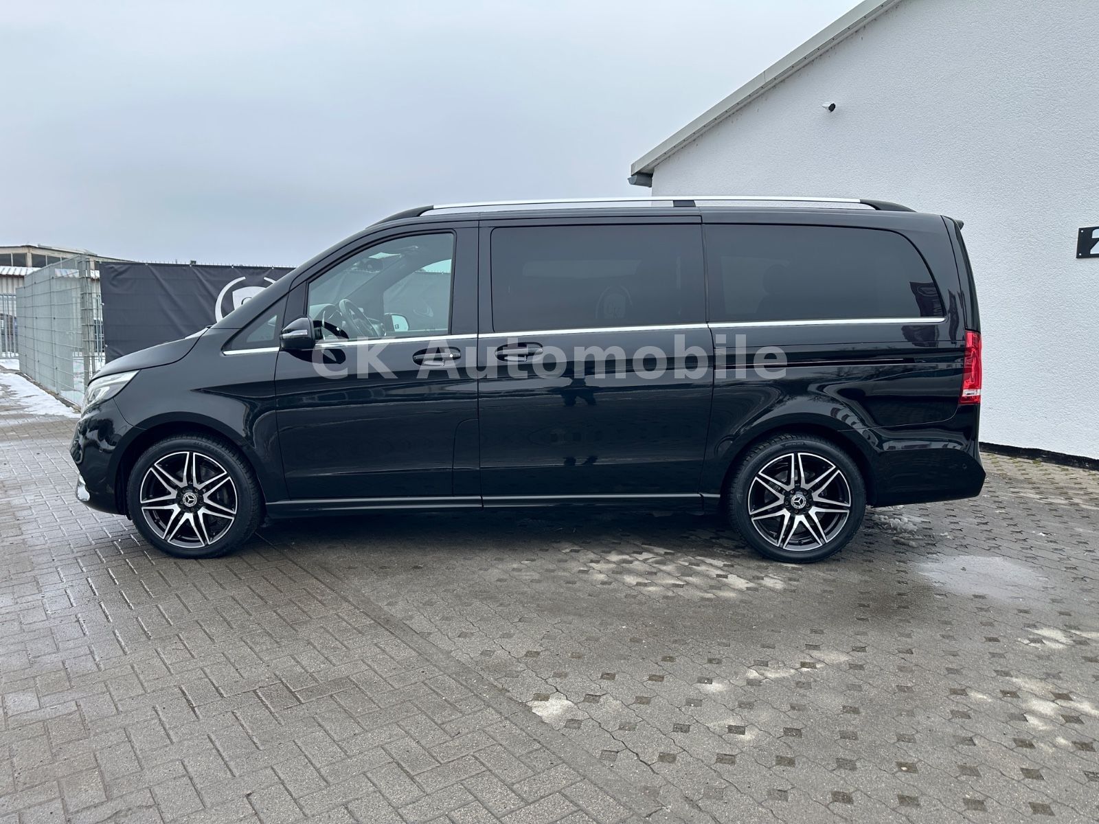Fahrzeugabbildung Mercedes-Benz V 300 Avantgarde Edition AMG-LIne 4Matic Lang