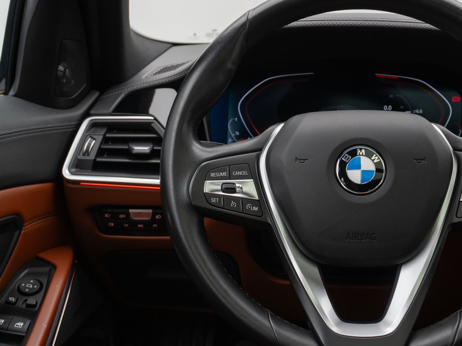 Fahrzeugabbildung BMW 320d Sport Line Panorama Kamera HUD DAB H/K AHK