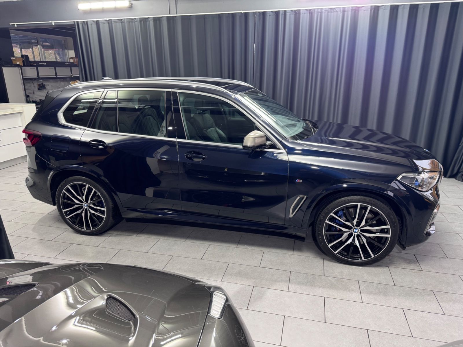 Fahrzeugabbildung BMW X5 M50d |LUFT|LASER|22-ZOLL|PANO|HEAD-UP|AHK