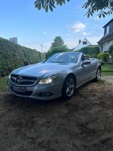 Mercedes-Benz SL 300 - - silberne Mercedes-Benz SL-Klasse