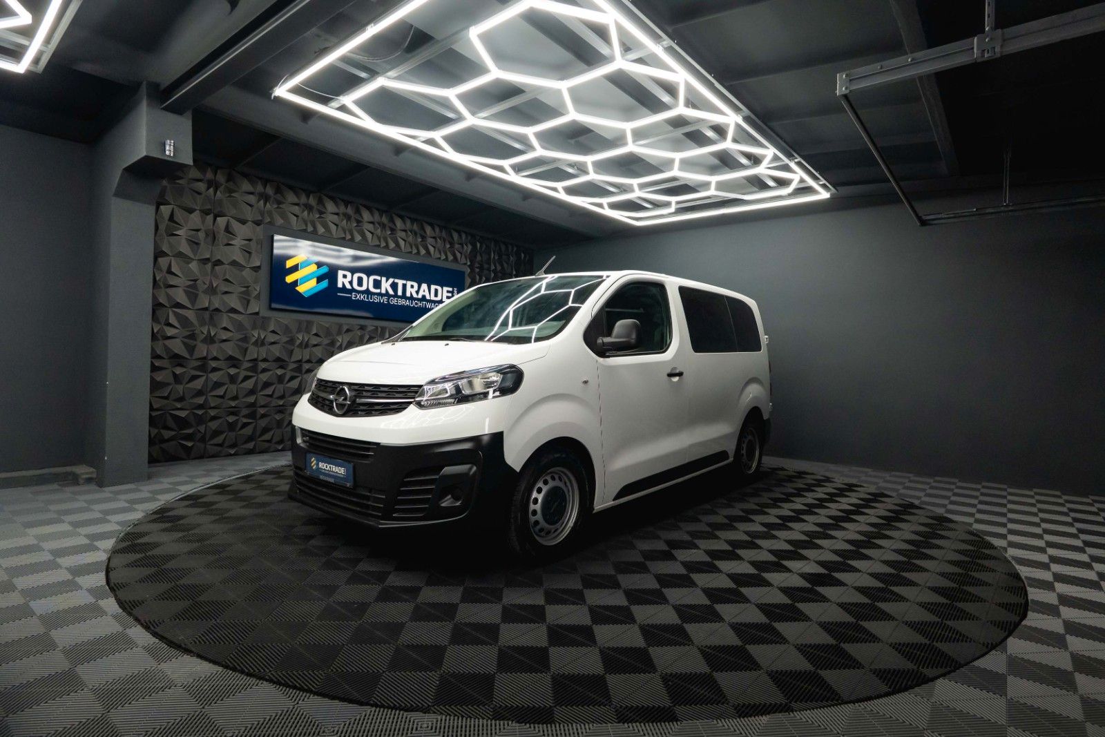 Fahrzeugabbildung Opel Vivaro Kombi S | 9 Sitze | Klima | DAB | TÜV NEU