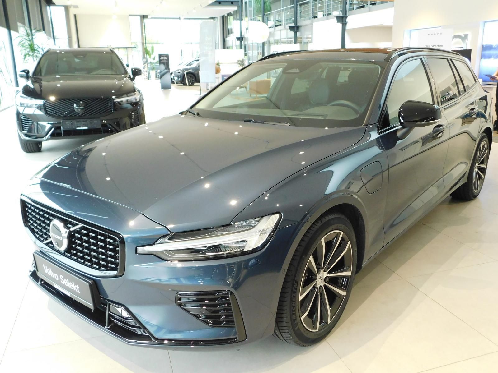 Fahrzeugabbildung Volvo V60 T6 AWD Plus Dark