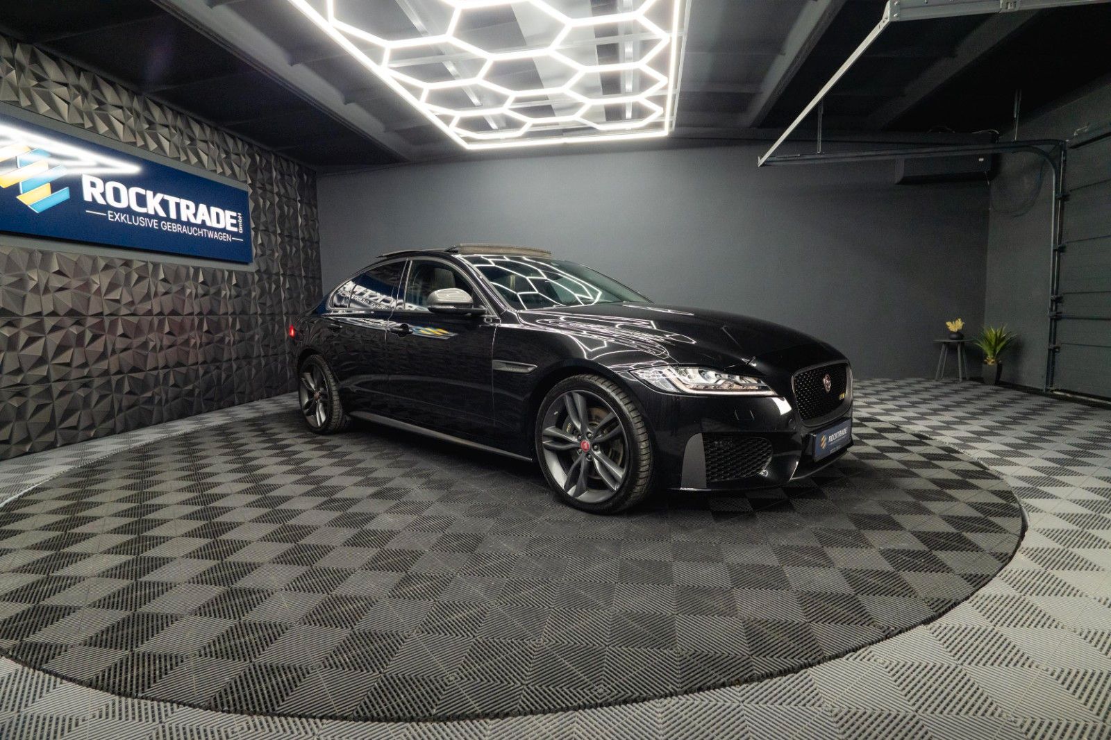 Fahrzeugabbildung Jaguar XF 300 Sport Black Edition | Pano | LED | 20Zoll