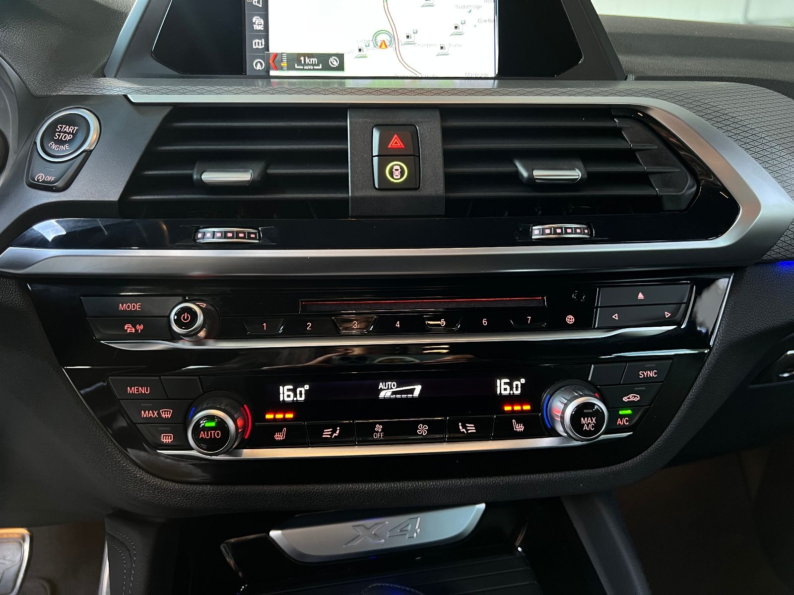 Fahrzeugabbildung BMW X4 xDrive 30 i M Sport AHK HUD LED NAV