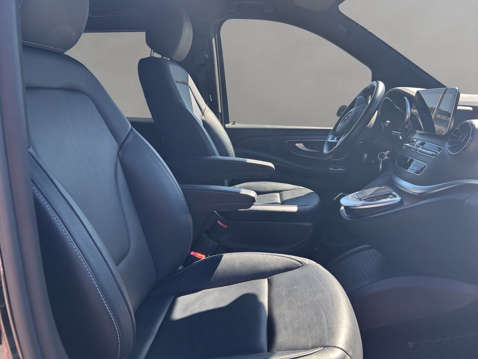 Fahrzeugabbildung Mercedes-Benz V 300 d AVANTGARDE EDITION Lang AMG Distro 360°