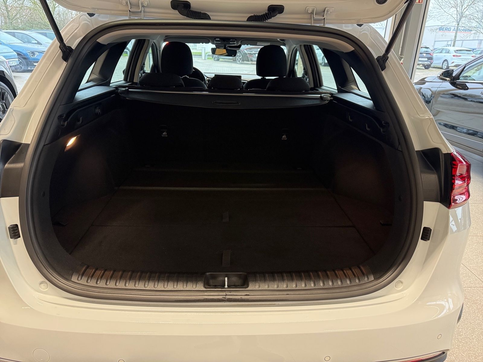 Fahrzeugabbildung Kia CEED_SW 1.5T 140 DCT7 VIS KOMF+ (NAV)