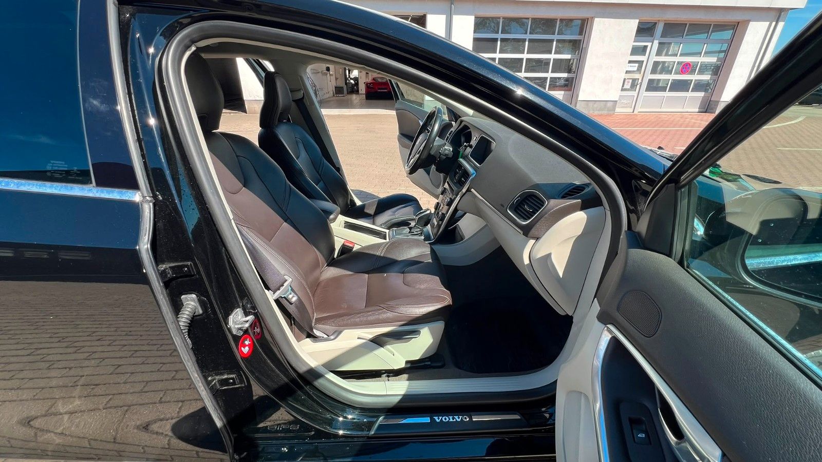 Fahrzeugabbildung Volvo V40 D4 Summum KAM*STZHZ*AUT*