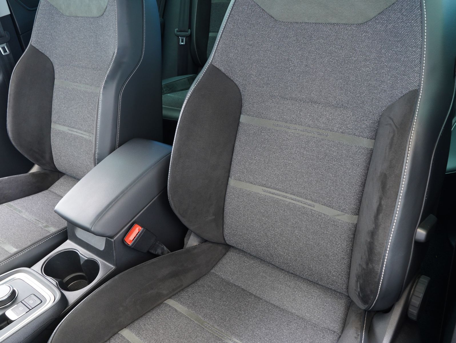 Fahrzeugabbildung SEAT Ateca 1.5 TSI ACT Xperience LED/NAVI/ACC/AHK