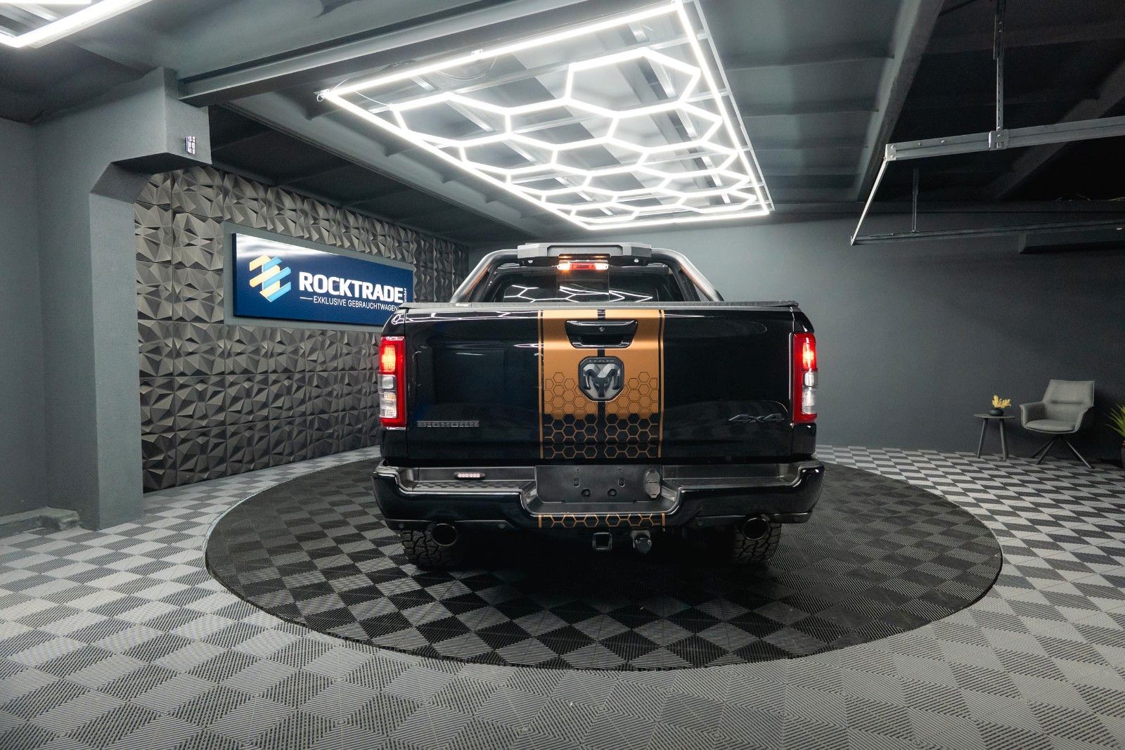 Fahrzeugabbildung Dodge RAM 5.7 V8 HEMI 4x4 Offroad Night-Edition LPG